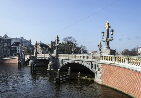 암스테르담. 암 스텔 강을 가로지르는 유명 한 푸른 다리 — 스톡 사진