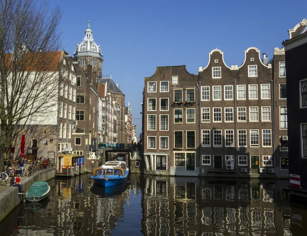 Vista clássica de Amesterdão sobre um canal, Países Baixos — Fotografia de Stock