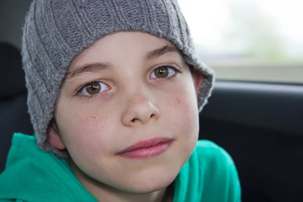 Närbild av söt ung tonåring pojke i grå hatt — Stockfoto