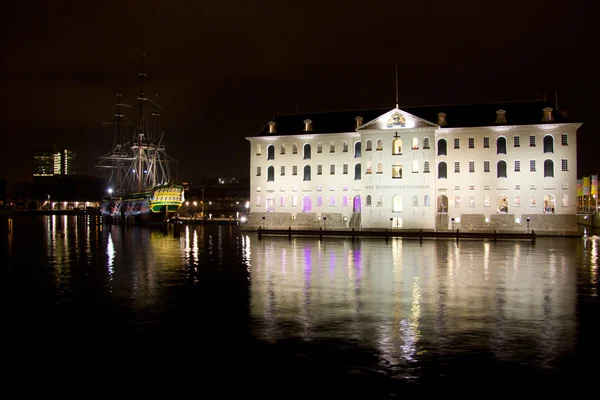 夜拍摄的 het Scheepvaartmuseum(Maritime Museum) 阿姆斯特丹 — 图库照片