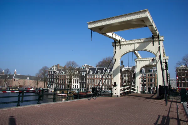 Magere Brug (puente flaco) en Amsterdam — Foto de Stock