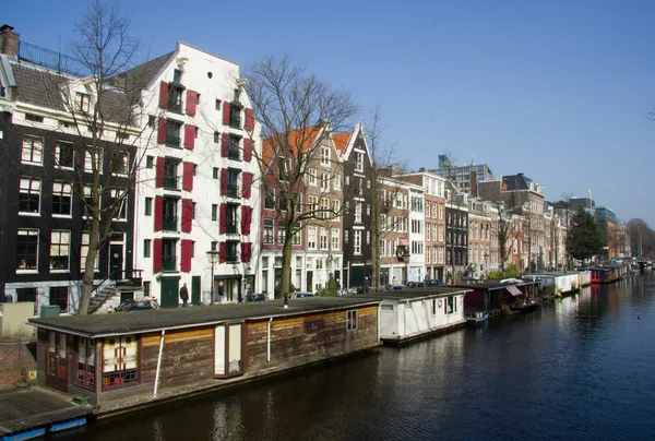 Casas edificios y barco en canal de Ámsterdam — Stockfoto