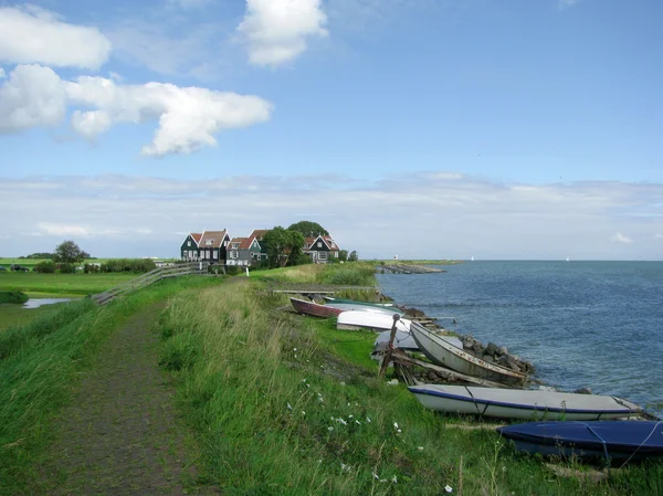 Barche vicino al sentiero per le case, Paesi Bassi — Foto Stock