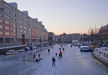 buz pateni Amsterdam kanalları üzerinde