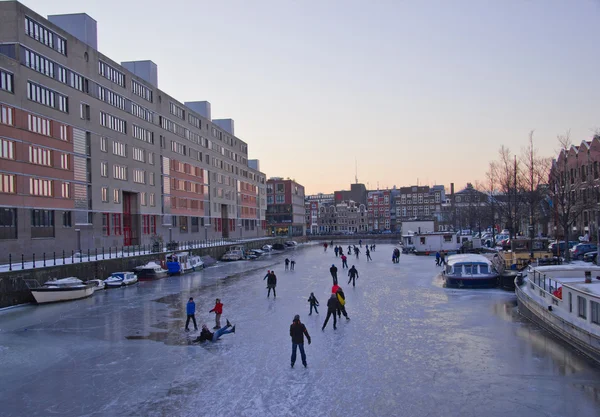 Korcsolyázás a csatornákon, az Amszterdami — Stock Fotó