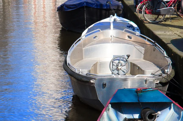 Piccola barca moderna sul canale — Foto Stock