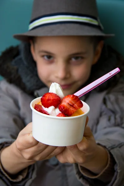 Söt tonårspojke med glass (strawberry toppning) — Stockfoto