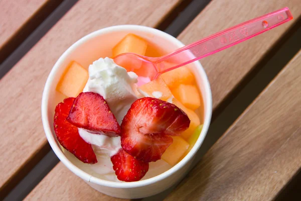 Leckeres Eis mit Erdbeer-Melonen-Belag — Stockfoto