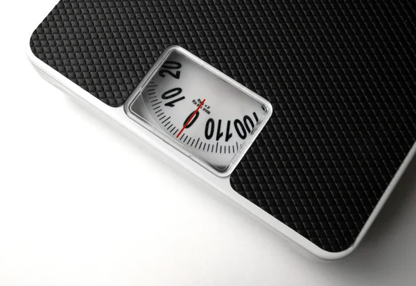 Concepto de dieta con escalas en el fondo blanco — Foto de Stock