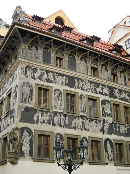 her dakika, Prag evde