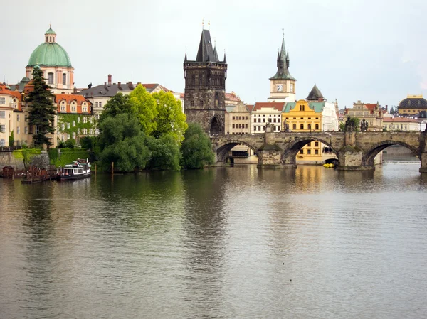 Прага и Влтава в сумерках — стоковое фото
