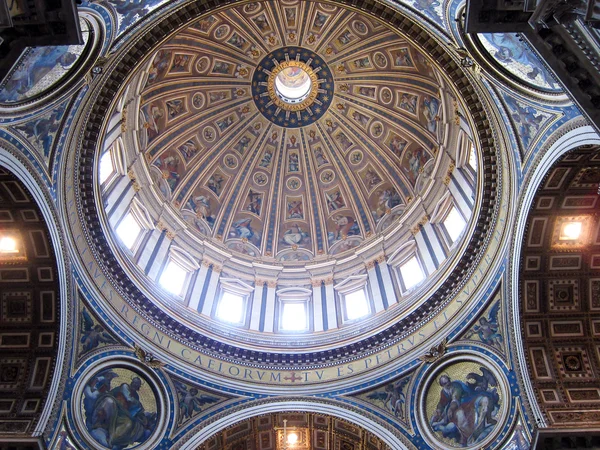 Cúpula de la Basílica de San Pedro, Ciudad del Vaticano, Italia — Foto de Stock