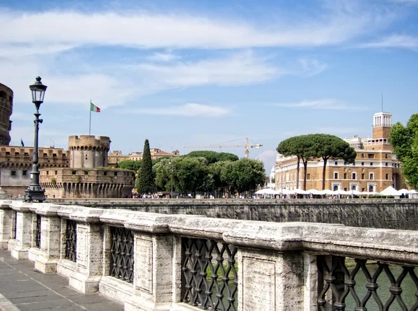 Понте и Кастель Сан-Анджело, Рим. Италия — стоковое фото