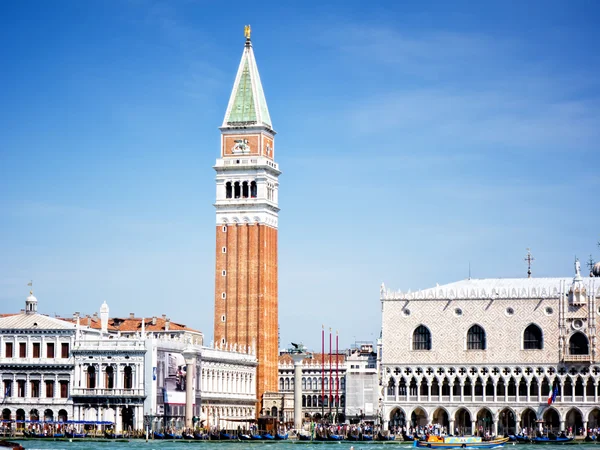 Wenecja st znaki square hotel campanile — Zdjęcie stockowe
