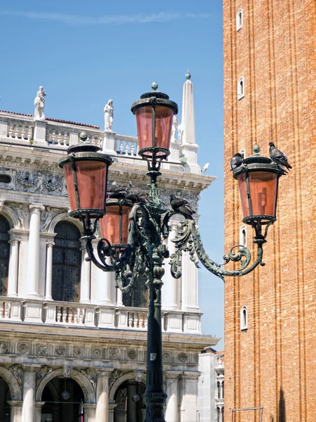 Lantaarns in het plein san marco. Venetië — Stockfoto