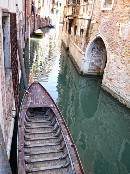 Παλιά βάρκα στη Βενετία, Ιταλία — Φωτογραφία Αρχείου