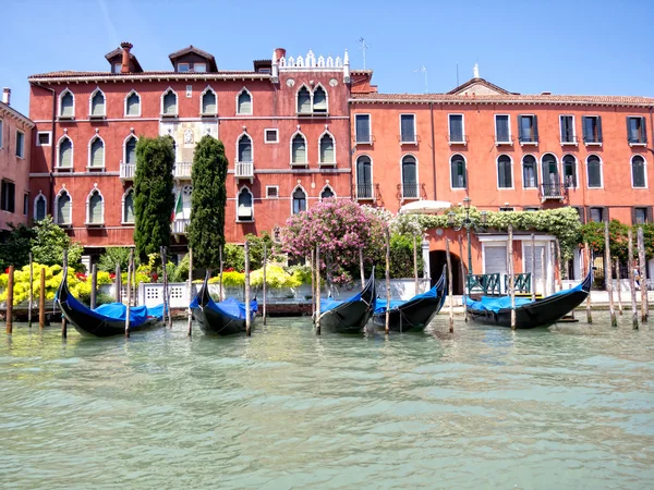 Гондолы в Гранд-канале, Венеция, Италия — стоковое фото