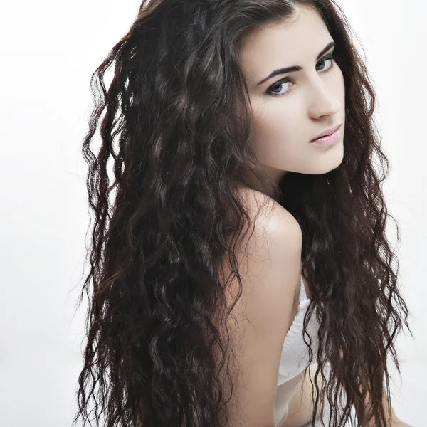 Porträt eines schönen Mädchens mit langen Haaren, perfekter Haut — Stockfoto
