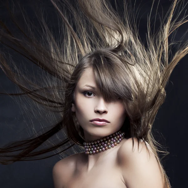 Porträt einer schönen Frau mit langen glatten Haaren — Stockfoto