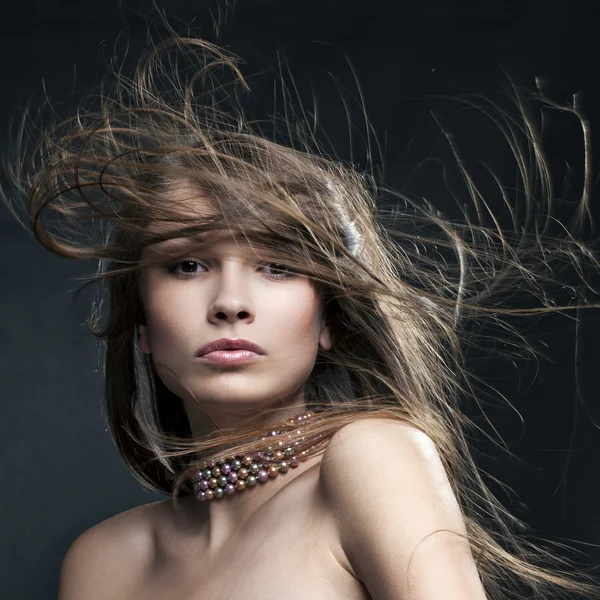 Портрет красивої жінки з довгим прямим волоссям — стокове фото