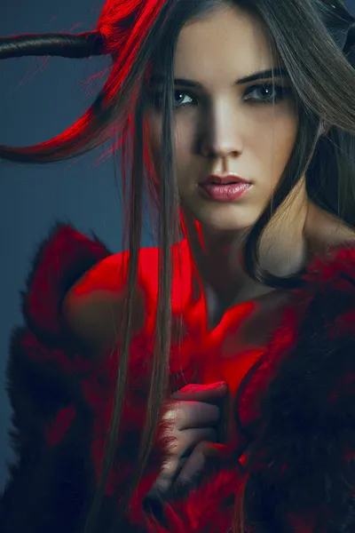 Ritratto di una bella donna che indossa pelliccia — Foto Stock
