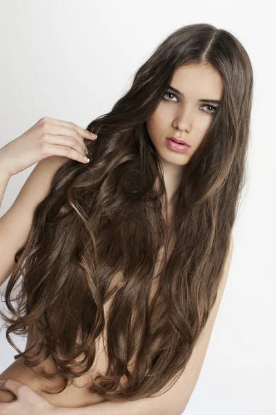 Schöne Frau mit perfekter Haut und langen lockigen Haaren — Stockfoto