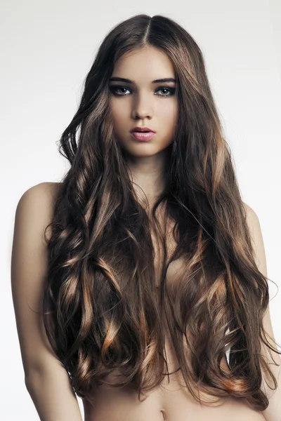 Krásná žena s dokonalou kůži a dlouhé kudrnaté vlasy — Stock fotografie