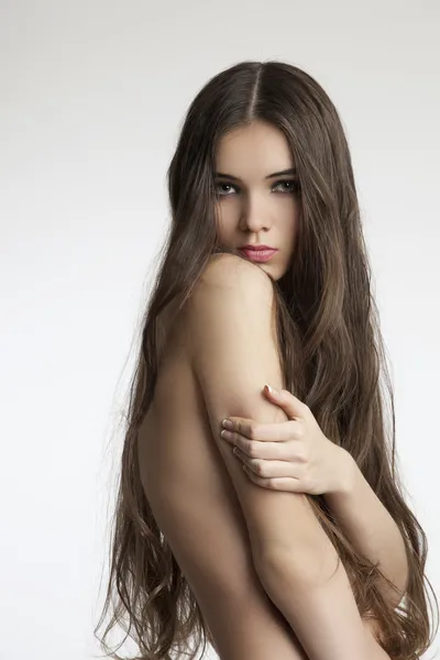 Hermosa mujer con la piel perfecta y pelo largo y rizado —  Fotos de Stock