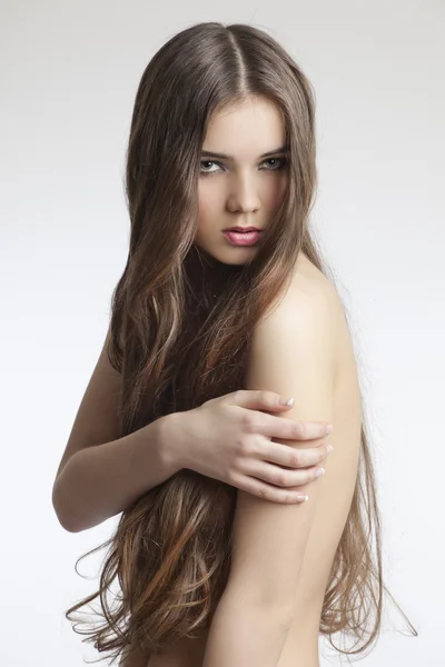 完璧な肌や長い巻き毛を持つ美しい女性 — ストック写真