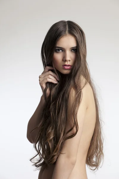 Красива жінка з ідеальною шкірою і довгим кучерявим волоссям — стокове фото