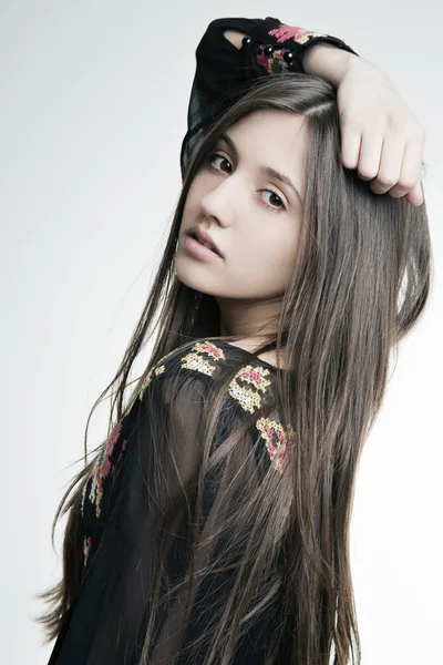 Retrato de uma menina bonita com cabelos longos bem tratados — Fotografia de Stock