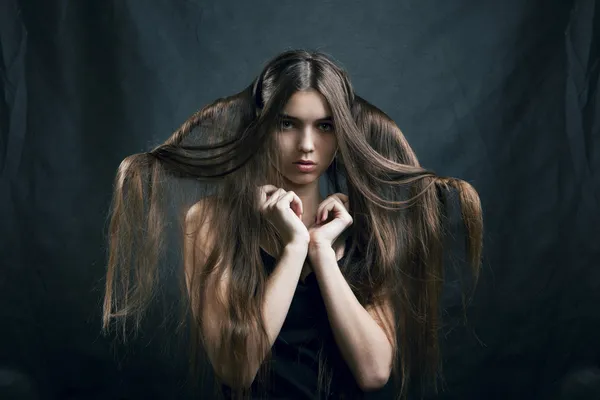 Πορτρέτο του μια όμορφη γυναίκα με τέλεια μαλλιά Εικόνα Αρχείου