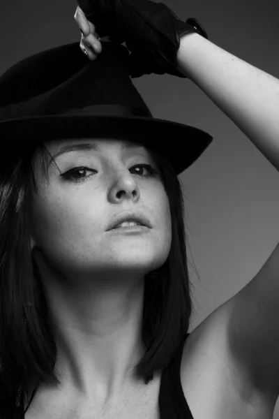 Portret van een mooie vrouw in modieuze hoed Stockfoto