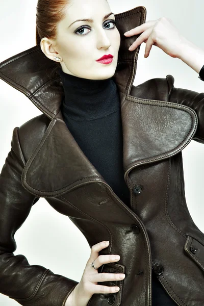 Mode portret van een mooie vrouw in een jasje — Stockfoto