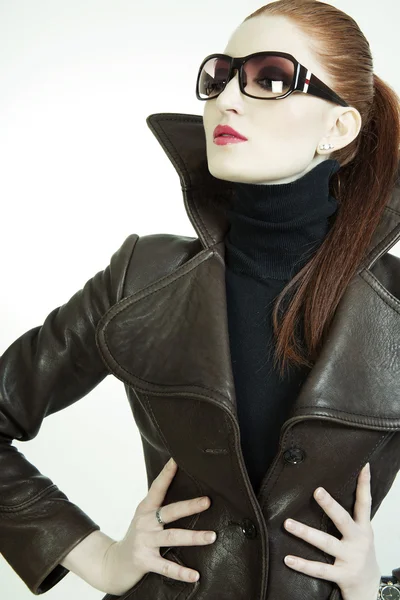 Gözlük ve ceket giyen güzel bir kadın portresi — Stok fotoğraf