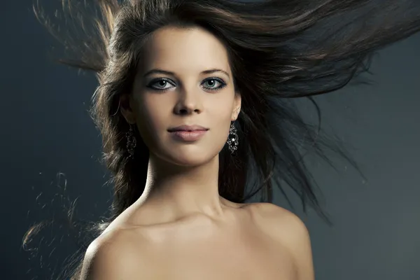 Porträt einer schönen Frau mit perfektem Haar — Stockfoto