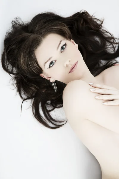 Retrato de uma bela mulher nua com pele perfeita — Fotografia de Stock