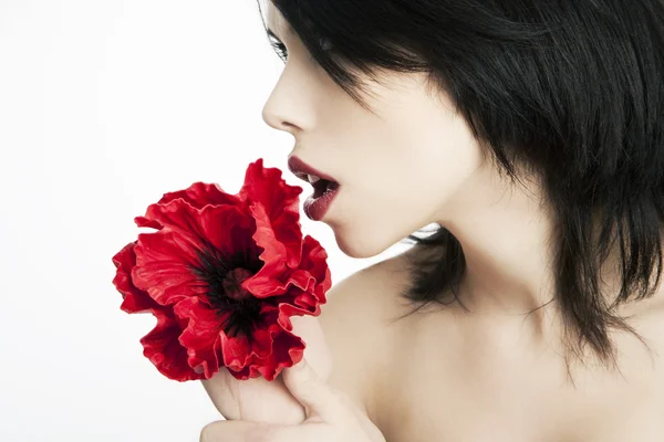 Porträt einer schönen Frau mit rotem Lippenstift — Stockfoto