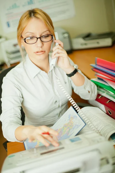Trabajador de oficina ocupado — Foto de Stock