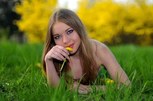 Portrait of girl in green grass — Stock Photo, Image