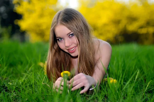 緑の草の少女の肖像画 — ストック写真
