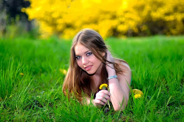 Portrait of girl in green grass — Stock Photo, Image