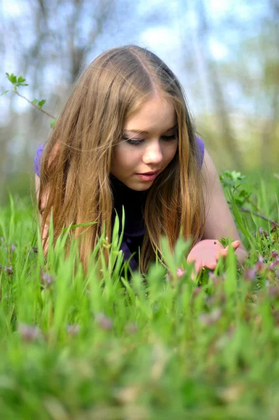 हिरव्या गवत मध्ये एका मुलीचे पोर्ट्रेट — स्टॉक फोटो, इमेज