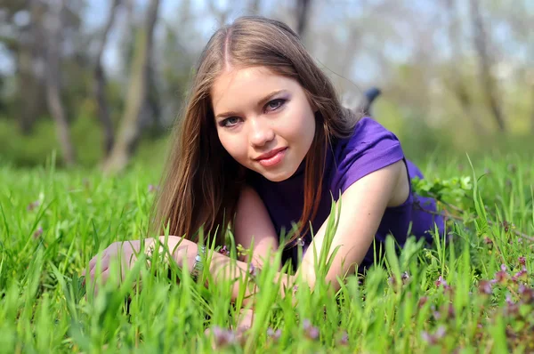 Девушка в зеленой траве — стоковое фото