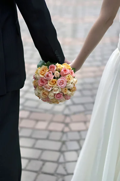 Roze, oranje en witte bruiloft boeket — Stockfoto