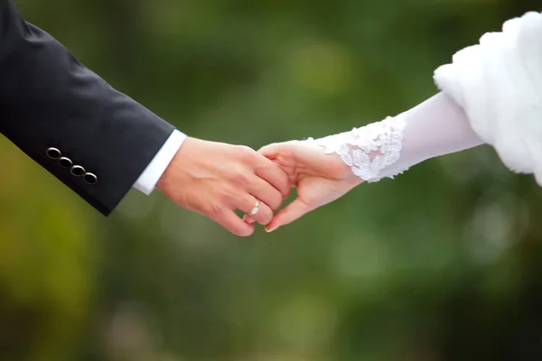 Руки невесты и жениха — стоковое фото