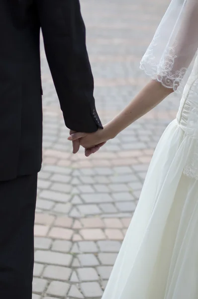 Handen van de bruid en bruidegom — Stockfoto