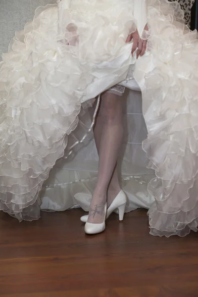 Nişanlısı beyaz ayakkabı gösterir — Stok fotoğraf