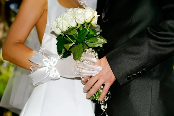 Hände des Brautpaares — Stockfoto