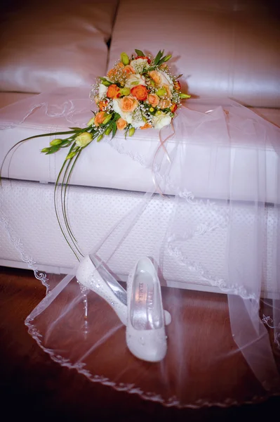 ดอกกุหลาบสีส้มแต่งงาน ดอกไม้ ผ้าคลุม และรองเท้า — ภาพถ่ายสต็อก